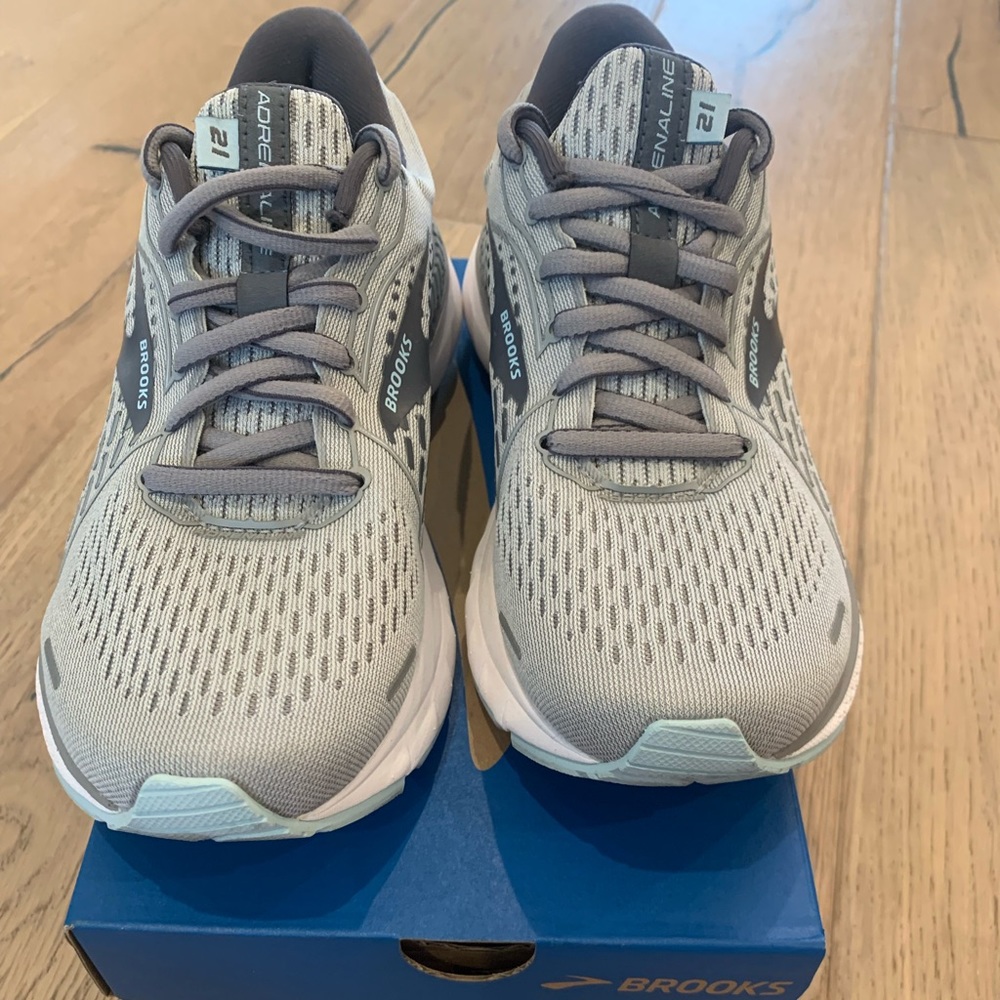 Brooks Adrenaline GTS 21 size 6.5 Almost Brand new